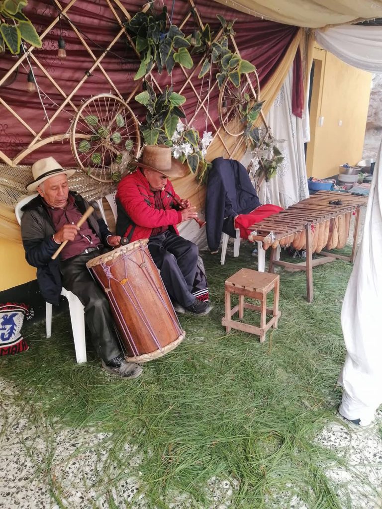 El tun y la Chirimía, a veces también el Tzijolaj, acompañan el sonido de la marimba de Tecomates, cuenta Lux. (Fotografía Mark Lux)