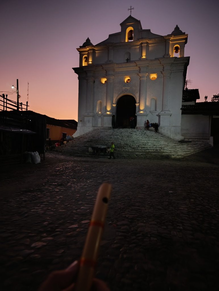 En las fiestas patronales una tocada de la marimba de tecomates puede arrancar a las 5 de la mañana y extenderse hasta horas de la noche (Foto del templo de Chichicastenango en la madrugada, por Mark Lux)