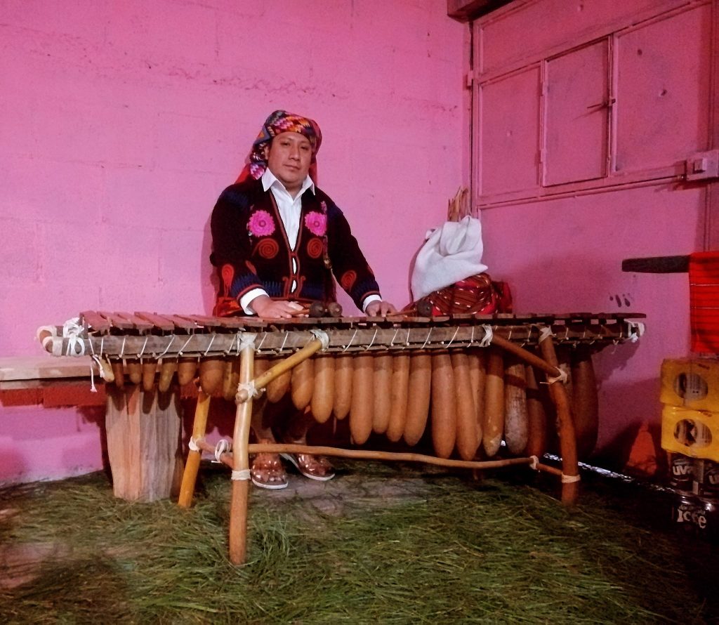 Mark Lux aprendió a tocar la marimba de tecomates con un alcalde indígena y líder espiritual quien falleció pero le encomendó proseguir esta tradición sonora maya. – SoyMigrante.com REVISTA Mark Lux aprendió a tocar la marimba de tecomates con un alcalde indígena y líder espiritual quien falleció pero le encomendó proseguir esta tradición sonora maya. – SoyMigrante.com REVISTA