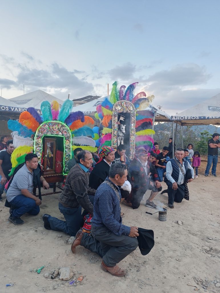 En fiestas de santos patronos de cofradías de Chichicastenango, la Marimba de Tecomates es infaltable, a veces desde que amanece hasta que anochece. (Foto Mark Lux)