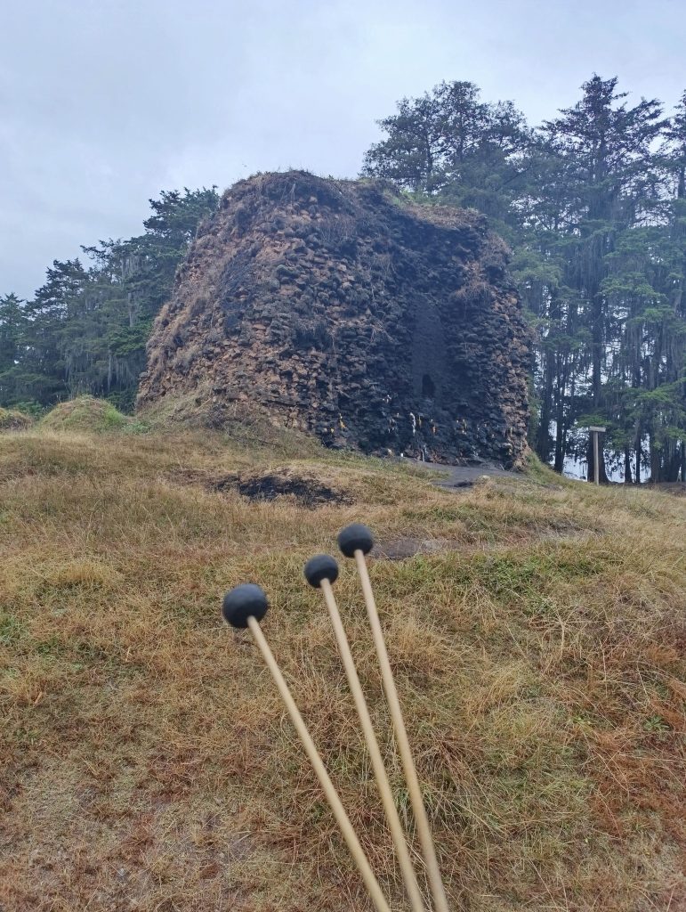 Cermonias maya k'iche' efectuadas en la antigua capital Gumarkaaj también tienen como elemento infaltable el sonido melodioso de las teclas de hormigo y resonadores de tecomate, (Foto Mark Lux)