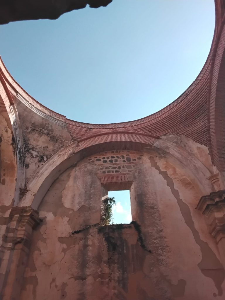 En cada área del convento de Santa Teresa o de las Carmelitas en Antigua Guatemala es posible palpar, respirar, mirar la magia de la historia y legado colonial. (Foto Gustavo Montenegro)