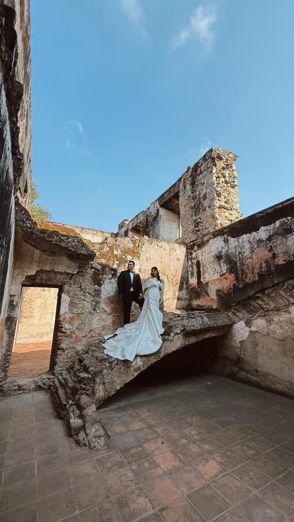 Vestido de novia y traje de novio en ruinas históricas, escenario de boda romántica, arquitectura antigua y fotografía de pareja de novios, celebración matrimonial en monumento.