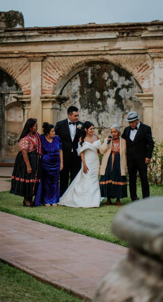 Celebración de boda con miembros de la comunidad migrante en un escenario histórico. Destaca la integración cultural y el papel de la comunidad en eventos importantes. Ideal para sitios sobre migración y cultura hispana.