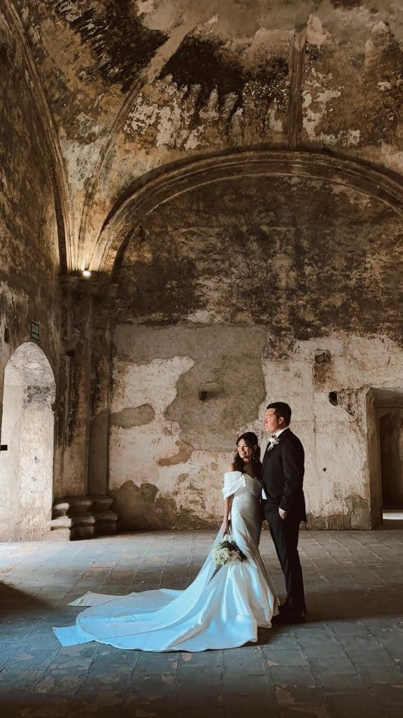 Ancianos en iglesia histórica, celebración de boda, parejas en ceremonia nupcial, celebración matrimonial en iglesia antigua, cultura y tradiciones matrimoniales en lugar histórico.