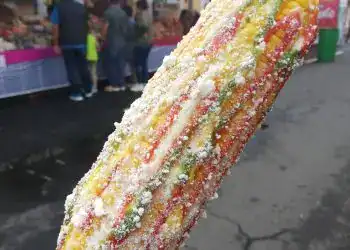 Paleta de hielo de hielo de frutas con polvo, en feria callejera mexicana, refrescante y deliciosa, ideal para verano, con sabor a mango, tamarindo y chile.