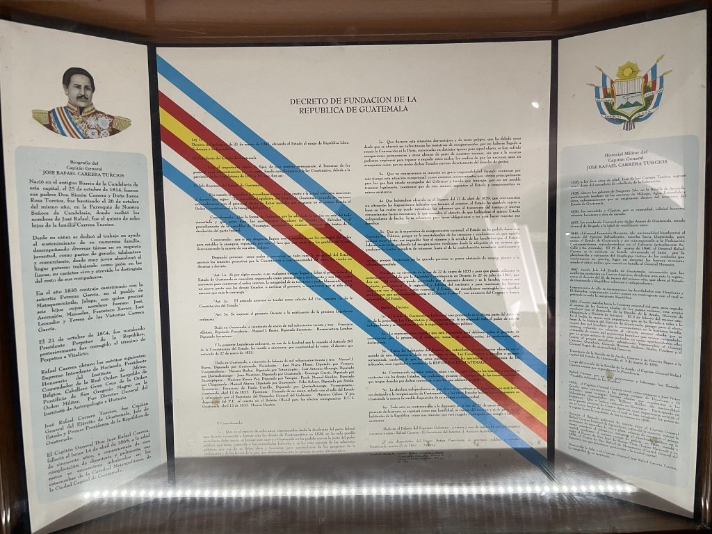 Actta de Proclamación de la República de Guatemala el 21 de marzo de 1847, conservada en el Museo del Ejército de Guatemala. Los colores que atraviesan el documento eran los que integraban entonces la Bandera de Guatemala. El azul y blanco actuales se decretó en 1871 durante el gobierno de Miguel García Granados. – SoyMigrante.com REVISTA Actta de Proclamación de la República de Guatemala el 21 de marzo de 1847, conservada en el Museo del Ejército de Guatemala. Los colores que atraviesan el documento eran los que integraban entonces la Bandera de Guatemala. El azul y blanco actuales se decretó en 1871 durante el gobierno de Miguel García Granados. – SoyMigrante.com REVISTA