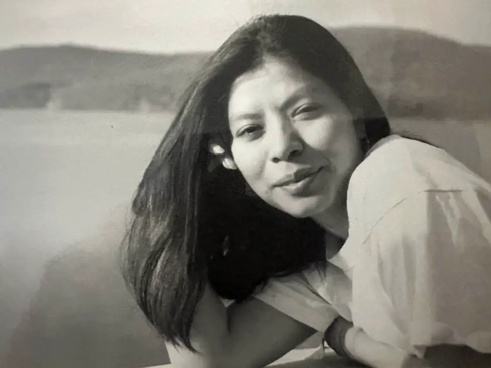 Gracias a una amnistía para migrantes abierta por el gobierno de Ronald Reagan en 1987, Gloria pudo regularizar totalmente su situación y poder seguir estudiando. Su objetivo siempre fue estudiar y exaltar la literatura indígena de América. – SoyMigrante.com REVISTA Gracias a una amnistía para migrantes abierta por el gobierno de Ronald Reagan en 1987, Gloria pudo regularizar totalmente su situación y poder seguir estudiando. Su objetivo siempre fue estudiar y exaltar la literatura indígena de América. – SoyMigrante.com REVISTA
