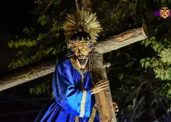 Misterio y cultura mexicana en la fotografía de una figura religiosa con vestimenta tradicional y atributos culturales, representando tradiciones en festividades religiosas y patrimonio cultural. – SoyMigrante.com REVISTA