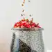 Chía y fruta con granada en un tarro de vidrio, alimentación saludable, superalimentos, desayuno nutritivo, semillas de chía y fruta fresca, tendencia en dietas Wellness y alimentación consciente.