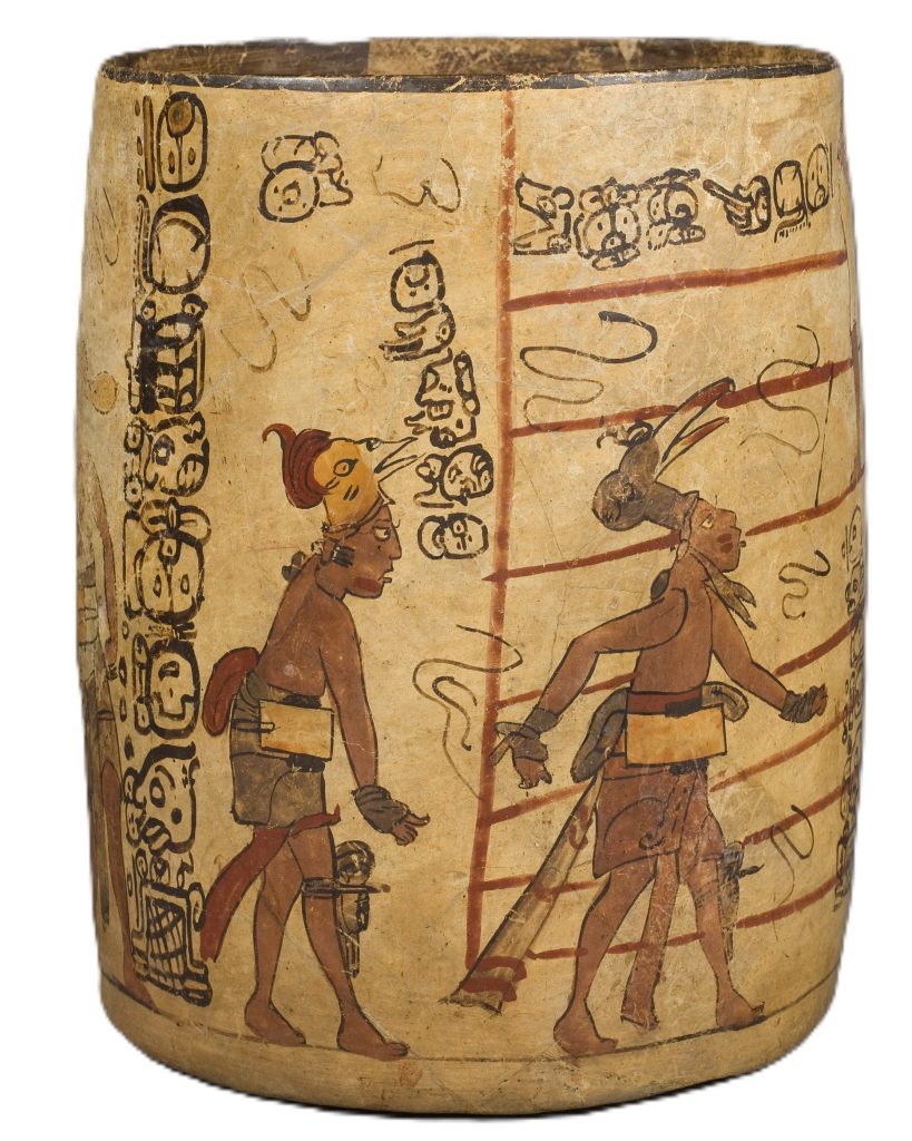 La pelota y un espectador sobre los graderíos de la cancha. Una impresionante escena en un vaso maya, reseñada dentro de la serie Joyas Mayas Migrantes. Crédito: St. Louis Art Museum