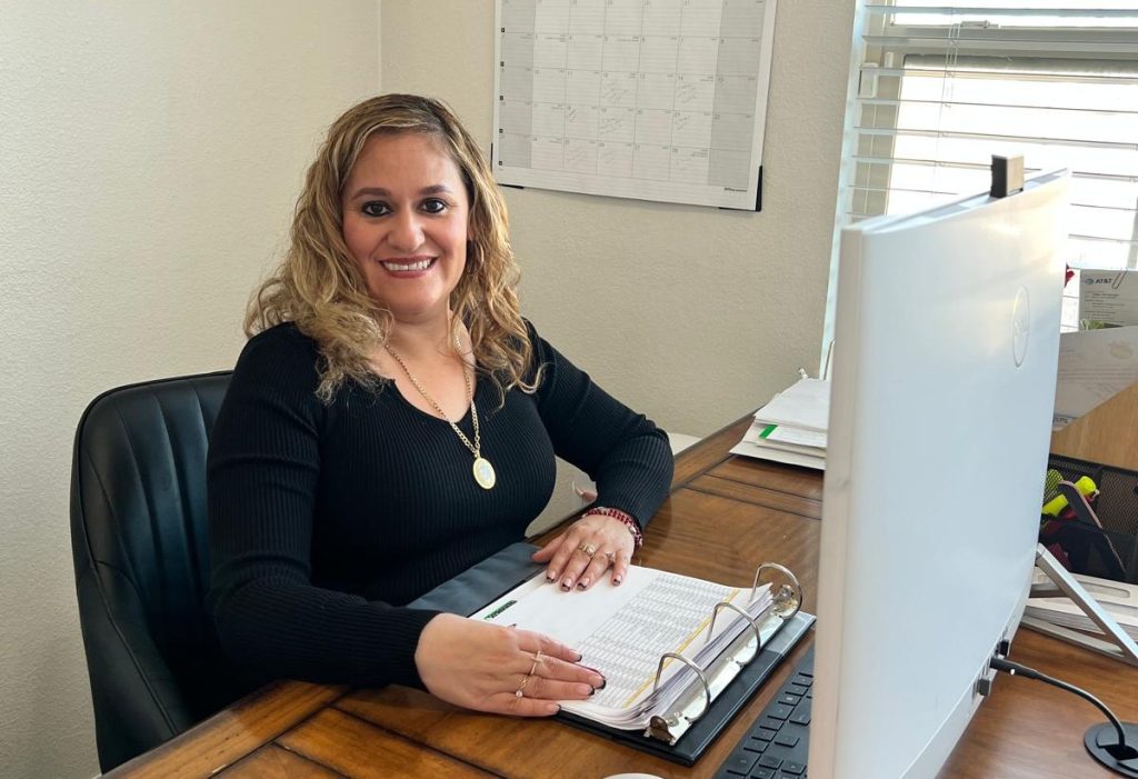 La emprendedora migrante guatemalteca Lizzi Cifuentes dirige su compañía de pintura y remozamiento de casas Quality Plus Painting, que tiene dos sedes: una en Fort Worth Texas y otra en West Palm Beach, Florida. – SoyMigrante.com REVISTA La emprendedora migrante guatemalteca Lizzi Cifuentes dirige su compañía de pintura y remozamiento de casas Quality Plus Painting, que tiene dos sedes: una en Fort Worth Texas y otra en West Palm Beach, Florida. – SoyMigrante.com REVISTA