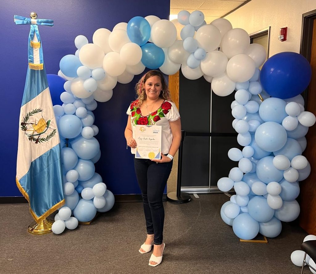 Lizzi Cifuentes recibió un reconocimiento por participar como voluntaria en junta receptora de votos en el Consulado de Guatemala durante el pasado proceso electoral. – SoyMigrante.com REVISTA Lizzi Cifuentes recibió un reconocimiento por participar como voluntaria en junta receptora de votos en el Consulado de Guatemala durante el pasado proceso electoral. – SoyMigrante.com REVISTA