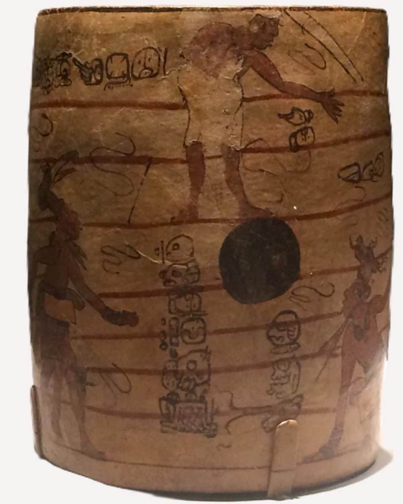 Antiguo códice maya con dibujos y símbolos tradicionales, representando aspectos culturales y astronómicos de la civilización prehispánica maya. – SoyMigrante.com REVISTA