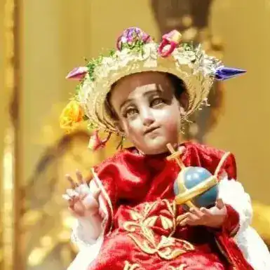 Niña disfrazada con sombrero de flores y vestido tradicional, en una celebración cultural, resaltando la diversidad y las tradiciones en México. – SoyMigrante.com REVISTA