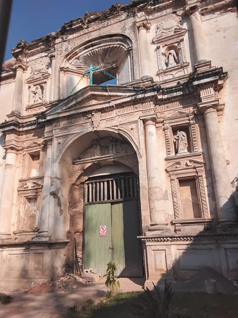 El frontispicio del templo aún refleja la magnificencia colonial que desafió a los mismos terremotos de 1773 porque aún sigue en pie (Foto Gustavo Montenegro) – SoyMigrante.com REVISTA El frontispicio del templo aún refleja la magnificencia colonial que desafió a los mismos terremotos de 1773 porque aún sigue en pie (Foto Gustavo Montenegro) – SoyMigrante.com REVISTA