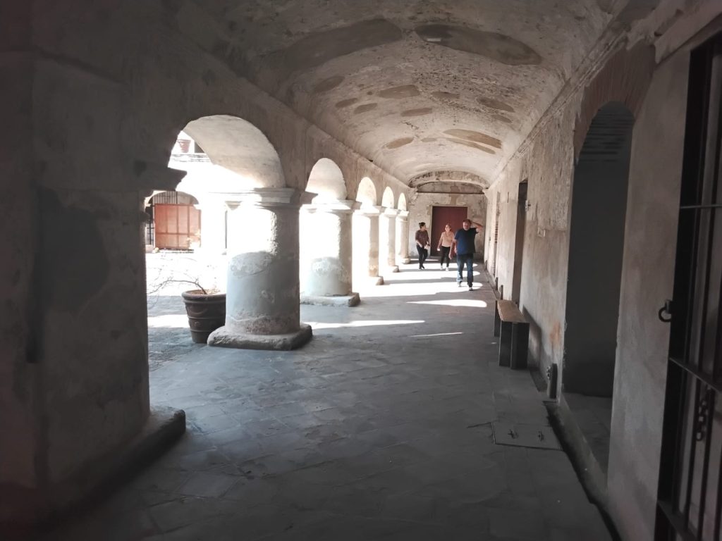 El Convento de las Carmelitas Descalzas empezó a funcionar en 1787 y por sus corredores aún se puede imaginar a las religiosas seguidoras de Santa Teresa de Jesús caminando en dirección al templo., (Foto Gustavo Montenegro) – SoyMigrante.com REVISTA El Convento de las Carmelitas Descalzas empezó a funcionar en 1787 y por sus corredores aún se puede imaginar a las religiosas seguidoras de Santa Teresa de Jesús caminando en dirección al templo., (Foto Gustavo Montenegro) – SoyMigrante.com REVISTA