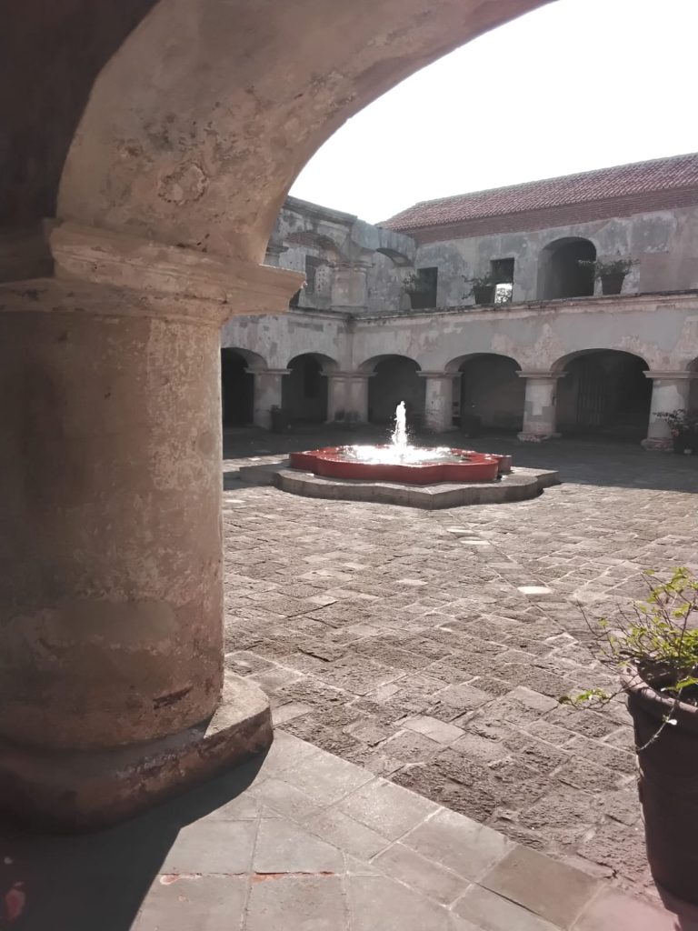 En cada área del convento de Santa Teresa o de las Carmelitas en Antigua Guatemala es posible palpar, respirar, mirar la magia de la historia y legado colonial. (Foto Gustavo Montenegro)