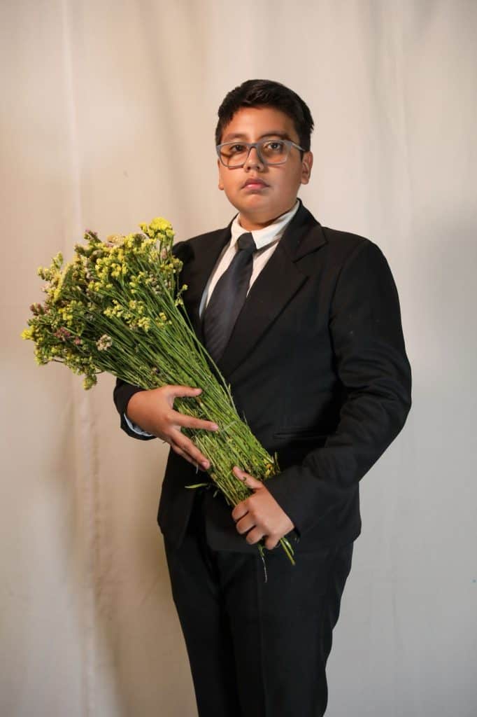 Devotos cargadores de Jesús de la Merced Patrón Jurado de la Ciudad de Guatemala en su procesión de La Reseña (Martes Santo) iglesia La Merced, ciudad de Guatemala. El anda sale sin adorno y los fieles le lanzan flores. (Fotografía cortesía Óscar Rivas) – SoyMigrante.com REVISTA
