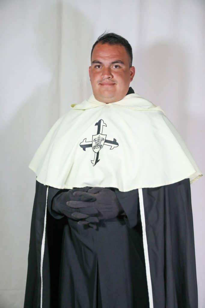 Escuadrón de Caballeros del Señor Sepultado de Santo Domingo. El escudo tiene relación con la órden Dominica que administra dicho templo. (Fotografía Óscar Rivas) – SoyMigrante.com REVISTA