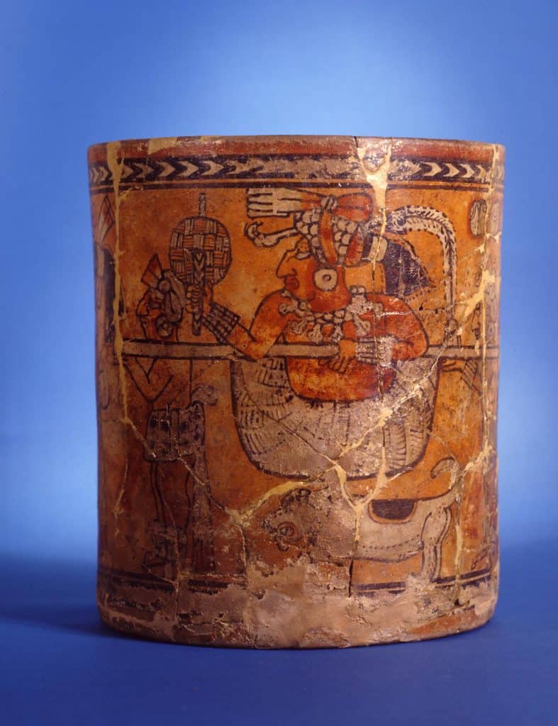 Colorido vaso prehispánico con detalles de arte azteca, exhibiendo historia y cultura mexicana, ideal para artículos sobre arte, antigüedades y civilizaciones antiguas. – SoyMigrante.com REVISTA