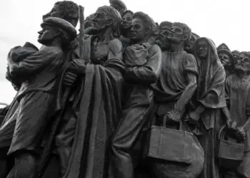 Monbumento a los migrantes en El Vaticano