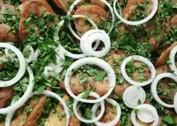 Tripas de res fritas con cebolla y cilantro, plato tradicional mexicano riquísimo y delicioso.