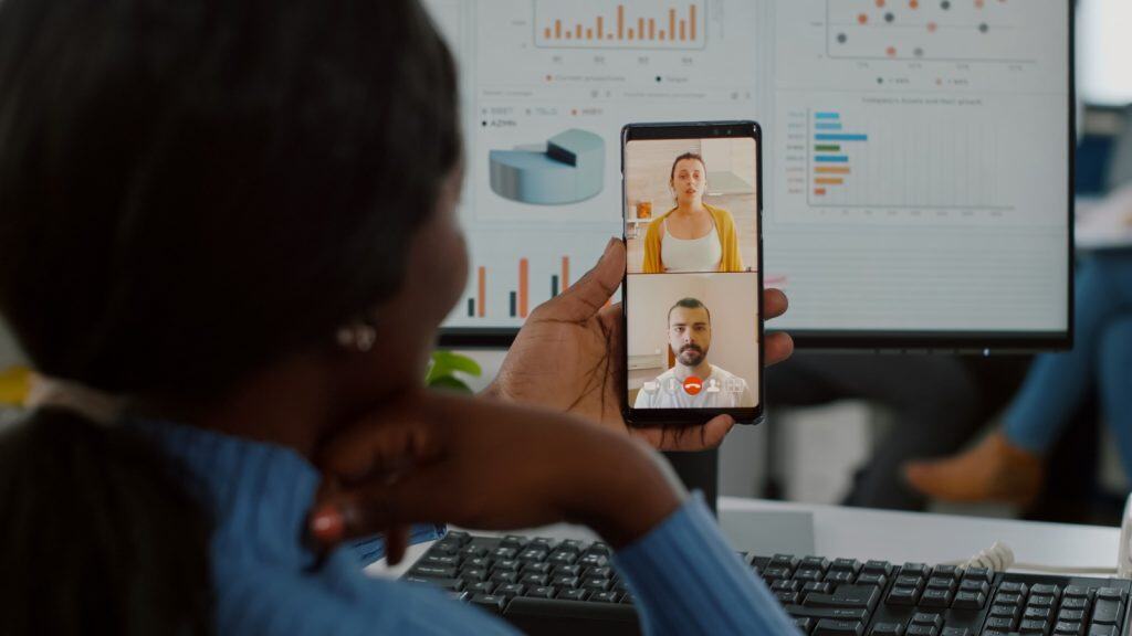 Conversaciones virtuales en estilo profesional, enfocado en trabajo y comunicación en línea, con gráficos y datos financieros de fondo, en el contexto de SoyMigrante.com REVISTA. – SoyMigrante.com REVISTA