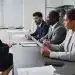 Profesional mujer en entrevista laboral en una reunión de negocios para la publicación de SoyMigrante.com REVISTA.