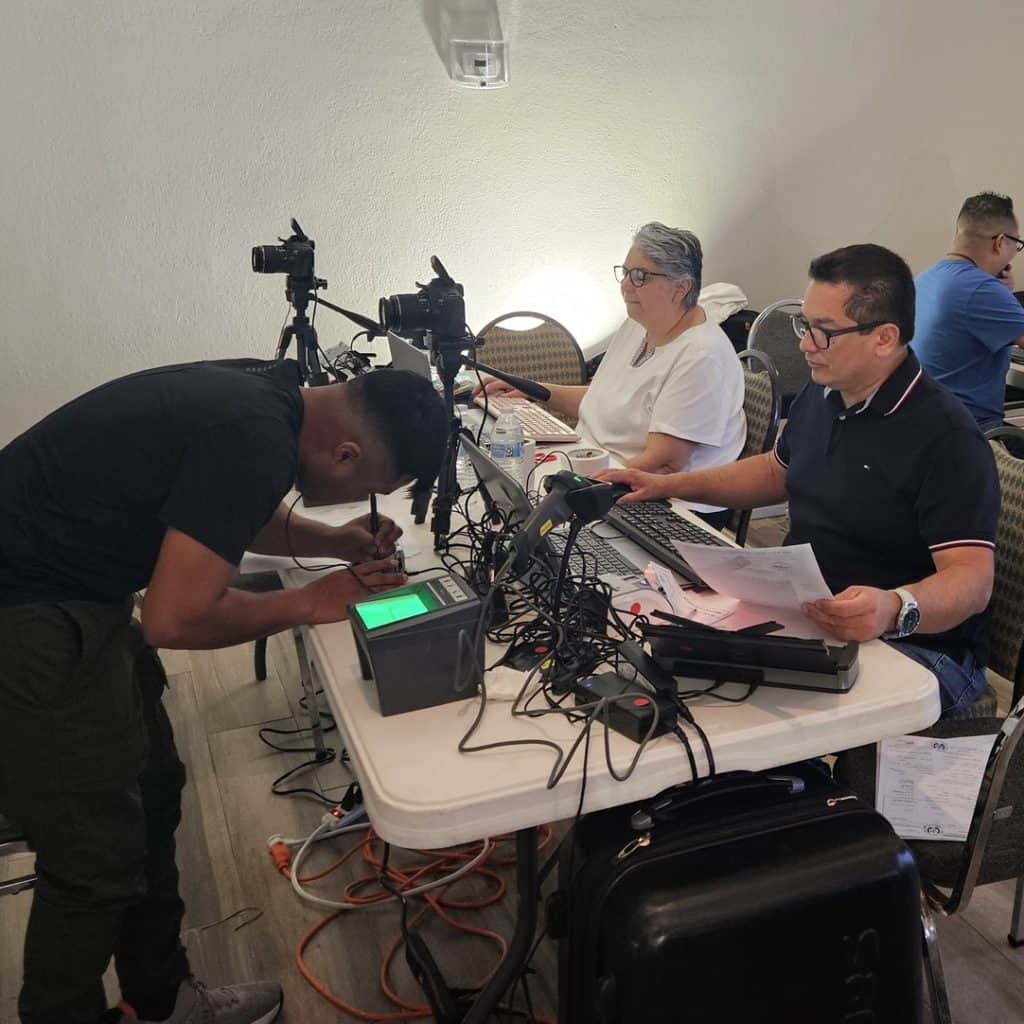 Equipo de grabación y transmisión en un evento de SoyMigrante.com revista, en un ambiente profesional y tecnológicamente equipado para promover la migración y derechos humanos. – SoyMigrante.com REVISTA