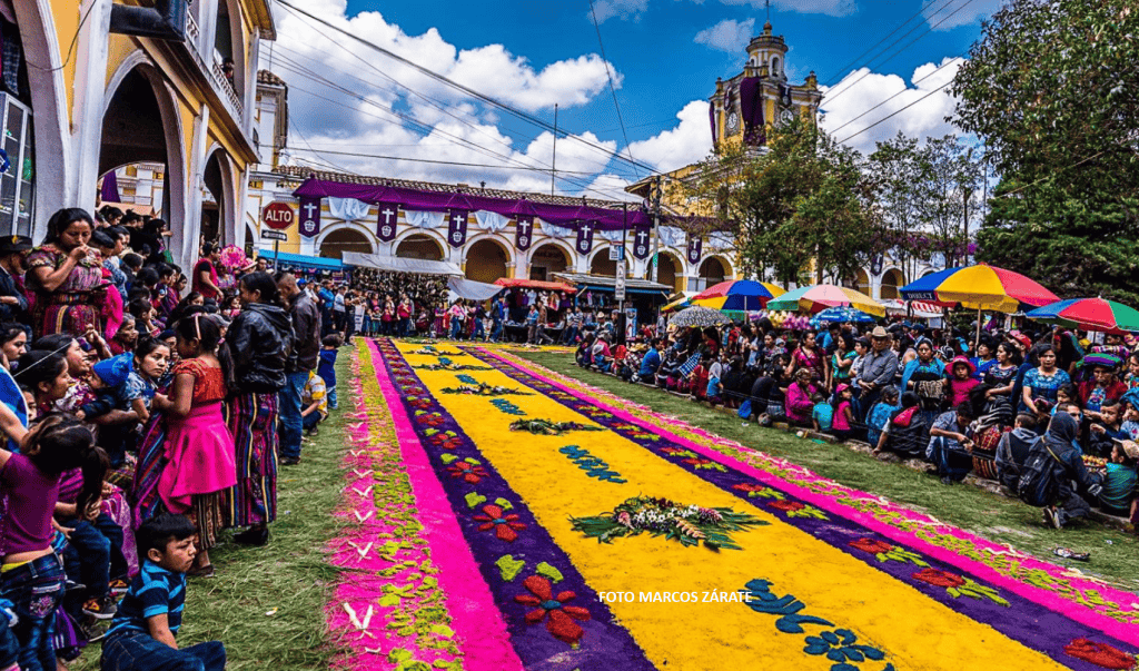 En esta Jerusalén momosteca la gente se agolpa para ver el paso del Nazareno rumbo a su sepulcro – SoyMigrante.com REVISTA Colores y tradiciones en la celebración del Día de los Muertos en Guatemala, con alta participación comunitaria y ofrendas florales en la plaza principal. – SoyMigrante.com REVISTA
