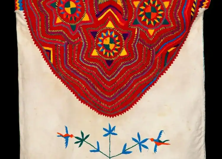 Colorido mandil tradicional con bordado artesanal y diseño de aves y flores, representando la cultura indígena mexicana en la revista SoyMigrante.com REVISTA. – SoyMigrante.com REVISTA