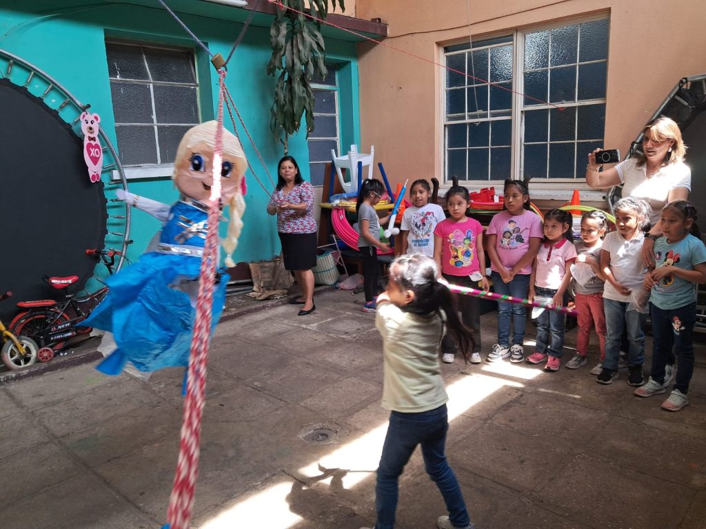 Guatemaltecos en USA impulsan momentos de alegría para niñas