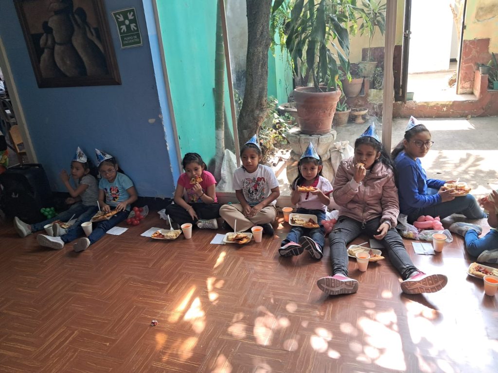 Guatemaltecos en USA impulsan momentos de alegría para niñas