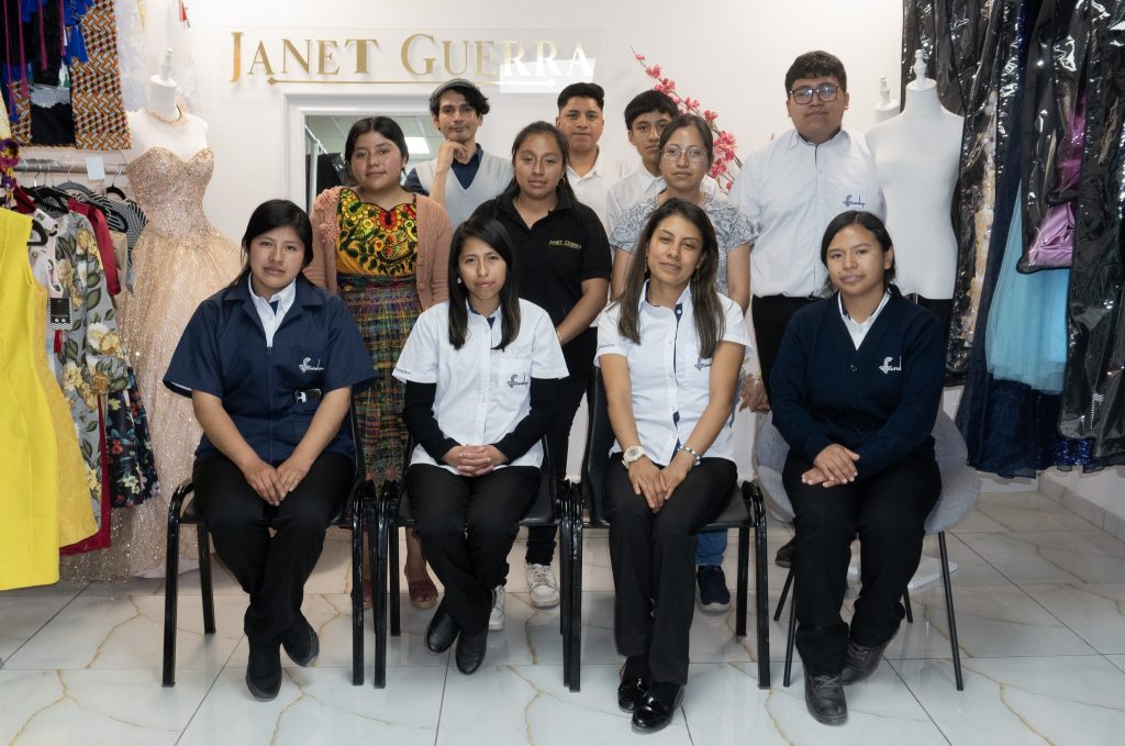 La boutique de Janet Guerra en Quetzaltenango, con vestidos para dama, ropa para bebé y accesorios para el cabello genera oportunidades laborales para mujeres y jóvenes. La línea JG Home busca contribuir a la economía y productividad de madres tejedoras, a la vez que orientarlas en resiliencia y emprendimiento. – SoyMigrante.com REVISTA La boutique de Janet Guerra en Quetzaltenango, con vestidos para dama, ropa para bebé y accesorios para el cabello genera oportunidades laborales para mujeres y jóvenes. La línea JG Home busca contribuir a la economía y productividad de madres tejedoras, a la vez que orientarlas en resiliencia y emprendimiento. – SoyMigrante.com REVISTA