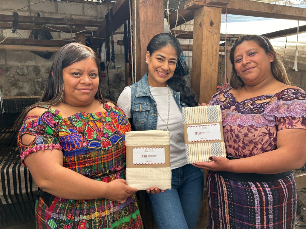 La emprendedora Janet Guerra impulsa productos textiles de casa con sello guatemalteco y calidad internacional. Ella diseña pero también enseña conceptos de producto y mercadeo a madres tejedoras mayas, a la vez que les apoya para restaurar sus telares tradicionales y preservar su identidad cultural. – SoyMigrante.com REVISTA La emprendedora Janet Guerra impulsa productos textiles de casa con sello guatemalteco y calidad internacional. Ella diseña pero también enseña conceptos de producto y mercadeo a madres tejedoras mayas, a la vez que les apoya para restaurar sus telares tradicionales y preservar su identidad cultural. – SoyMigrante.com REVISTA