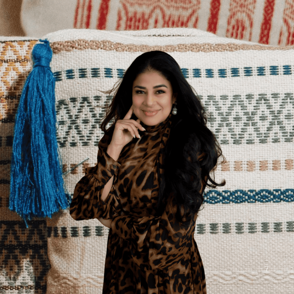 Janet Guerra diseñadora quetzalteca JG Home MERCADO – SoyMigrante.com REVISTA Vendedora de textiles tradicionales, representando la cultura y el arte en productos artesanales en una feria cultural en México. – SoyMigrante.com REVISTA