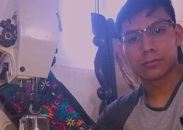 Punto de vista de joven costurero trabajando en máquina de coser con bordado colorido en taller de confección en México. – SoyMigrante.com REVISTA