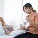 Paciente en cama recibiendo atención médica para fortalecer su salud y bienestar en el hospital. Profesionales de la salud brindan cuidados especializados y apoyo emocional.