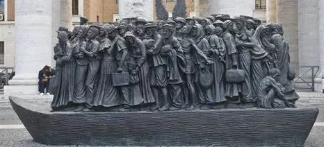 El monumento fue inaugurado en el 2019 en la Plaza de San Pedro, en El Vaticano. – SoyMigrante.com REVISTA El monumento fue inaugurado en el 2019 en la Plaza de San Pedro, en El Vaticano. – SoyMigrante.com REVISTA