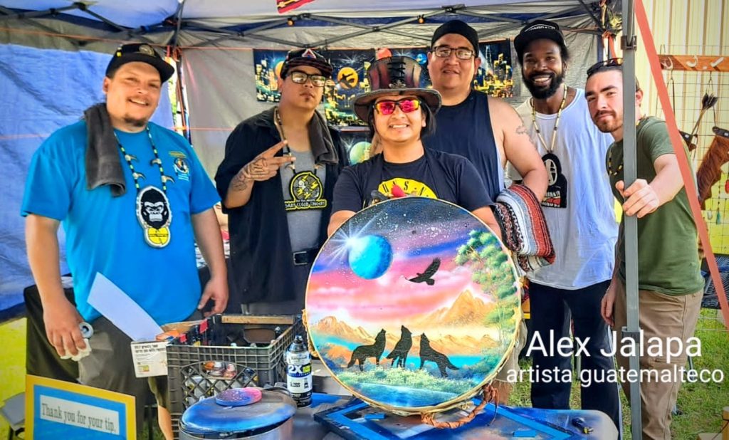 Alex Jalapa pinta en festivales hispanos y también en los Pow Wow indígenas.
