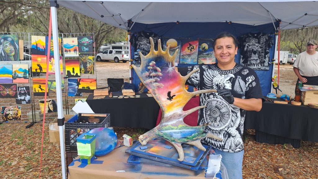 Alex Jalapa pinta en festivales hispanos y también en los Pow Wow indígenas.