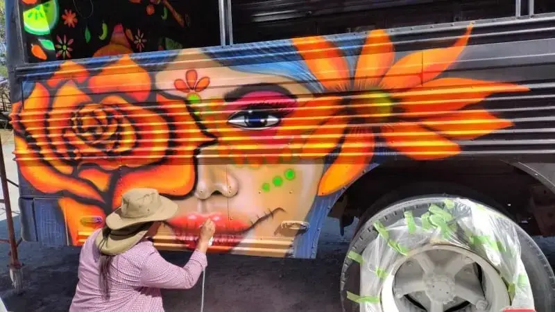 Alex Jalapa pinta en festivales hispanos y también en los Pow Wow indígenas.