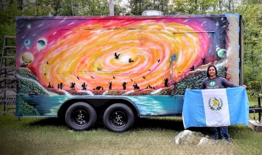 Alex Jalapa pintó este food truck de un participante en un festival indígena, todo con técnica de spray. El dueño tenía dudas al inicio pero después, hasta recibía propinas de quienes deseaban fotografiarse junto a su mural. (Foto cortesía Alex Jalapa) – SoyMigrante.com REVISTA Alex Jalapa pintó este food truck de un participante en un festival indígena, todo con técnica de spray. El dueño tenía dudas al inicio pero después, hasta recibía propinas de quienes deseaban fotografiarse junto a su mural. (Foto cortesía Alex Jalapa) – SoyMigrante.com REVISTA
