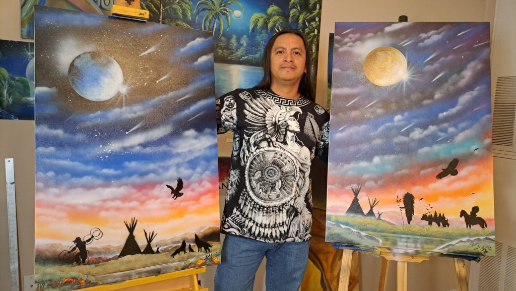 Alex Jalapa pinta en festivales hispanos y también en los Pow Wow indígenas.
