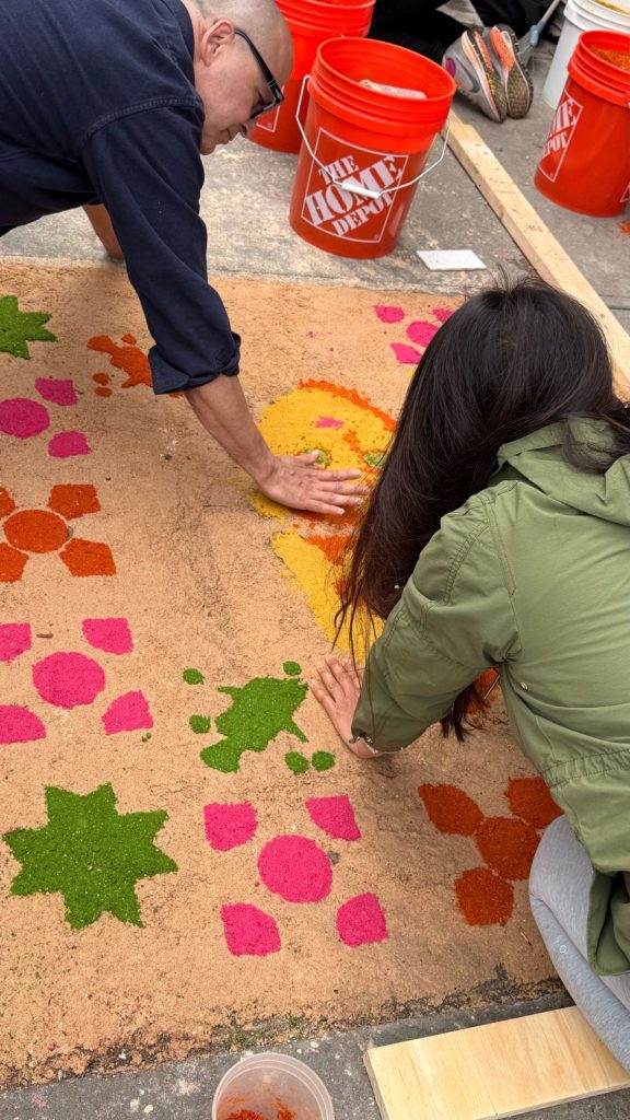 Con admiración, alegría y respeto, la alfombra se convirtió en un foco de hermandad sin fronteras en Domingo de Ramos. (Foto Ana Prince) – SoyMigrante.com REVISTA Con admiración, alegría y respeto, la alfombra se convirtió en un foco de hermandad sin fronteras en Domingo de Ramos. (Foto Ana Prince) – SoyMigrante.com REVISTA
