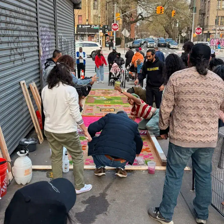Colorida alfombra de moda en calle urbana con diversos artistas y personas pintando y creando arte callejero. Ambiente vibrante en una ciudad moderna y multicultural.
