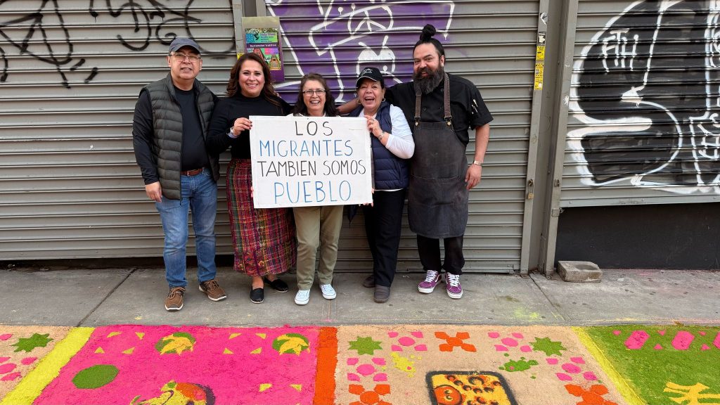 La alfombra migrante guatemalteca quedó expuesta como un homenaje de amor a Guatemala y a las expresiones de Semana Santa. Es arte efímero y desaparecerá. Pero nunca se olvidará el trabajo entre hermanos, las sonrisas y también el aroma a incienso que hizo diferente un Domingo de Ramos en Brooklyn, Nueva York. – SoyMigrante.com REVISTA La alfombra migrante guatemalteca quedó expuesta como un homenaje de amor a Guatemala y a las expresiones de Semana Santa. Es arte efímero y desaparecerá. Pero nunca se olvidará el trabajo entre hermanos, las sonrisas y también el aroma a incienso que hizo diferente un Domingo de Ramos en Brooklyn, Nueva York. – SoyMigrante.com REVISTA