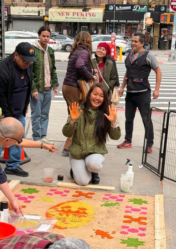 Para unos la alfombra era la realización de una memoria de niñez y juventud; para otros era la alegría de vivir una experiencia nueva, de profundo sentido místico guatemalteco y gran orgullo por la identidad multicultural (Foto Ana Prince) – SoyMigrante.com REVISTA Para unos la alfombra era la realización de una memoria de niñez y juventud; para otros era la alegría de vivir una experiencia nueva, de profundo sentido místico guatemalteco y gran orgullo por la identidad multicultural (Foto Ana Prince) – SoyMigrante.com REVISTA