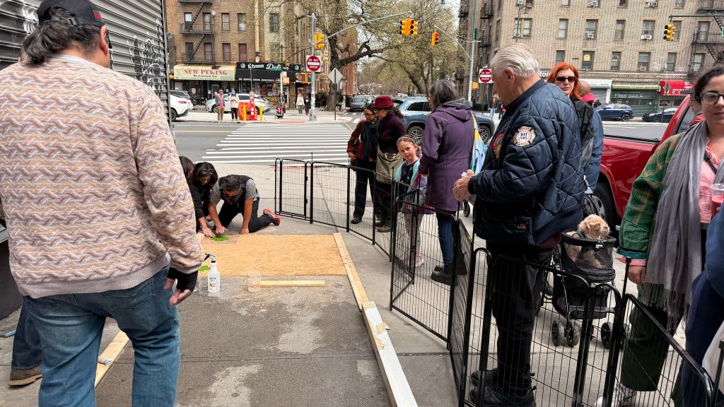 Desde temprano por la mañana del Domingo de Ramos, 13 de abril de 2025, empezó la actividad en el 43 de Lincoln Road, Brooklyn. Reglas de madera para marcar el ancho de la alfombra de aserrín elaborada por guatemaltecos. (Foto Ana Prince) – SoyMigrante.com REVISTA Desde temprano por la mañana del Domingo de Ramos, 13 de abril de 2025, empezó la actividad en el 43 de Lincoln Road, Brooklyn. Reglas de madera para marcar el ancho de la alfombra de aserrín elaborada por guatemaltecos. (Foto Ana Prince) – SoyMigrante.com REVISTA